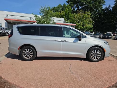 Used 2024 Chrysler Pacifica Limited FWD image 6