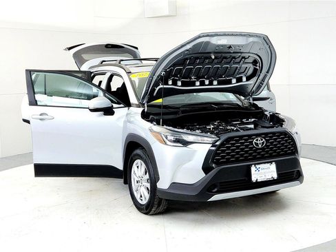 Certified 2023 Toyota Corolla Cross LE w/ Moonroof Package image 9