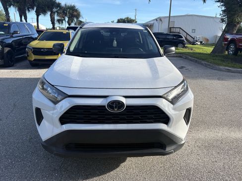 Used 2019 Toyota RAV4 LE FWD image 2