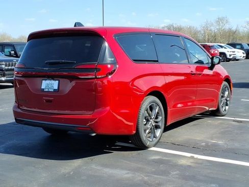 New 2026 Chrysler Pacifica Select FWD image 18
