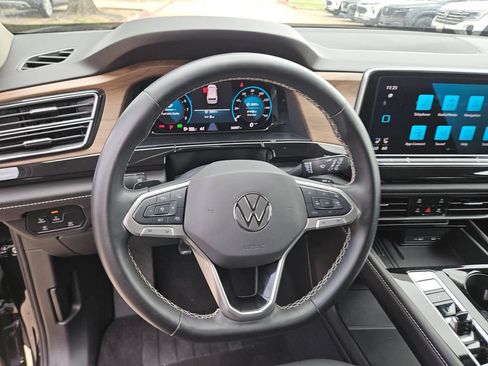 Used 2025 Volkswagen Atlas SE AWD/4WD image 18