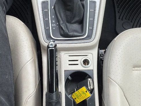 Used 2016 Volkswagen Golf Limited Edition image 20