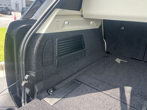 Certified 2025 Land Rover Range Rover SE AWD/4WD image 38
