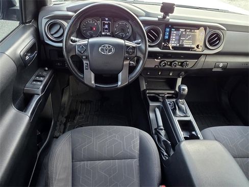 Used 2017 Toyota Tacoma TRD Off-Road image 10