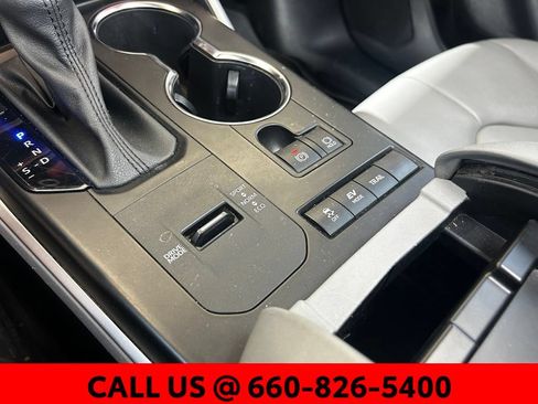 Used 2022 Toyota Highlander XLE AWD/4WD image 28