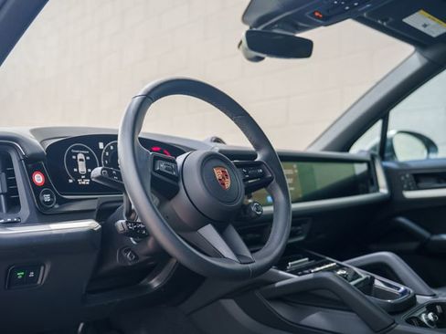Certified 2026 Porsche Cayenne E-Hybrid AWD/4WD image 5