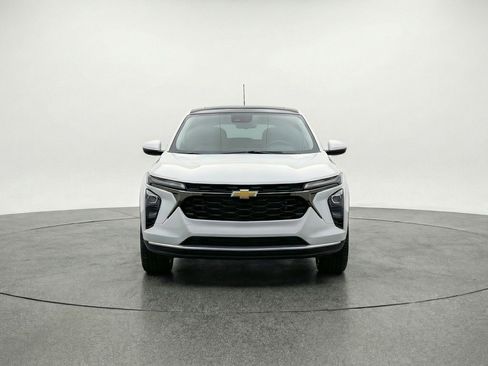 Used 2025 Chevrolet Trax LT image 2