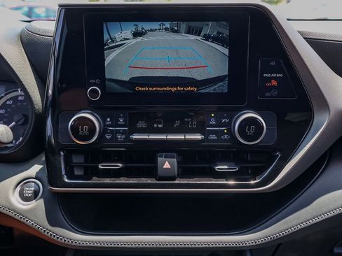 Used 2024 Toyota Highlander LE FWD image 28