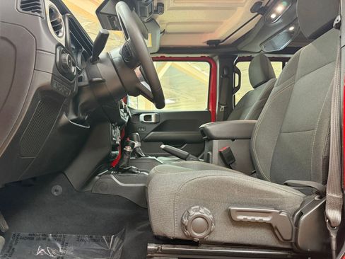 Used 2025 Jeep Wrangler Unlimited Sahara AWD/4WD image 27