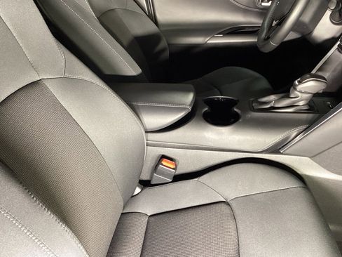 Used 2023 Toyota Venza LE image 3