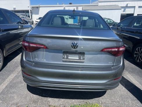 Used 2024 Volkswagen Jetta SE w/ Panoramic Sunroof Package image 3