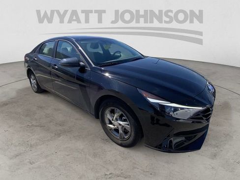 Used 2023 Hyundai Elantra SE FWD image 12
