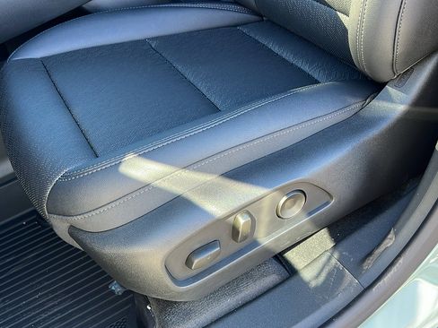 New 2026 Chevrolet Equinox LT w/ Convenience Package II AWD/4WD image 17
