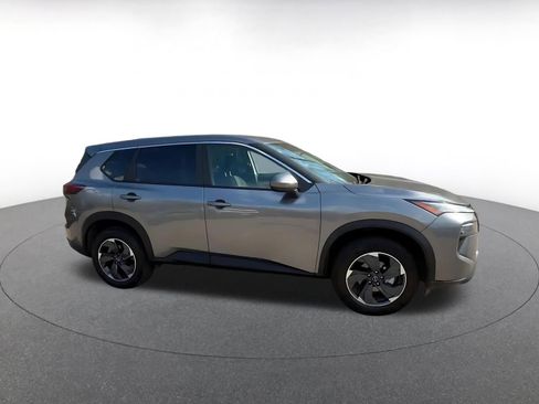 Used 2025 Nissan Rogue SV image 2