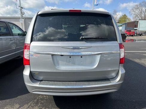 Used 2014 Chrysler Town & Country Touring image 3