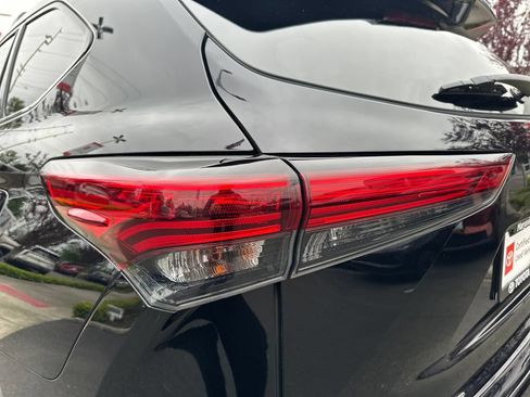 Used 2021 Toyota Highlander LE AWD/4WD image 10
