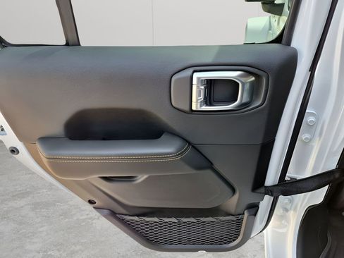 New 2026 Jeep Gladiator Sahara image 17