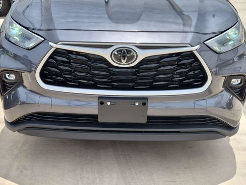 Used 2024 Toyota Highlander XLE FWD image 6