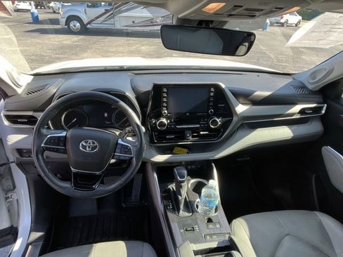 Used 2021 Toyota Highlander Limited image 8
