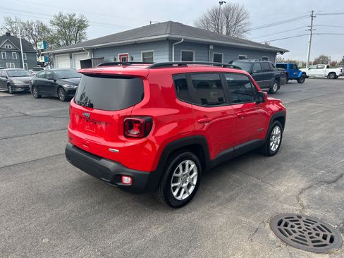 Used 2021 Jeep Renegade Latitude w/ Luxury Group I image 3