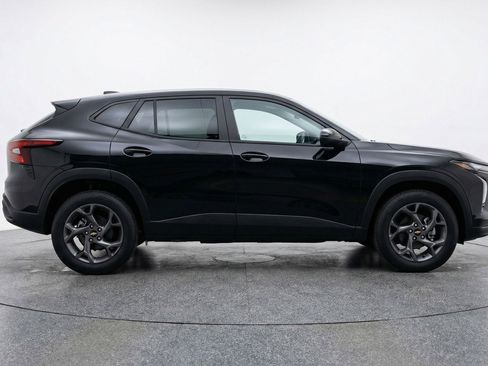 Used 2025 Chevrolet Trax LT FWD image 11
