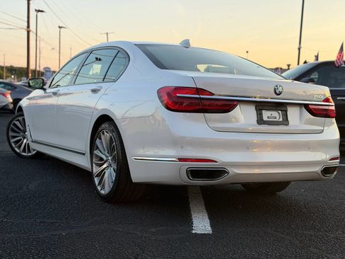 Used 2019 BMW 750i w/ Executive Package RWD image 2