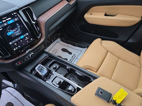 Used 2025 Volvo XC60 B5 Ultra w/ Protection Package Premier image 30