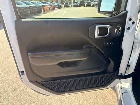 Used 2022 Jeep Wrangler Sport AWD/4WD image 18