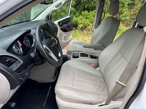 Used 2014 Chrysler Town & Country Touring image 12