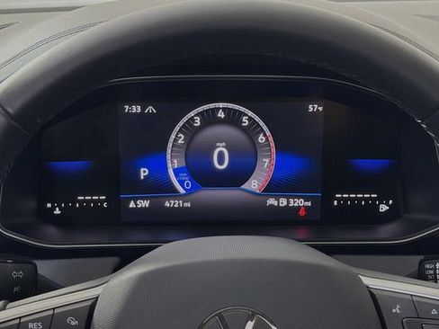 Used 2025 Volkswagen Jetta SE FWD image 13
