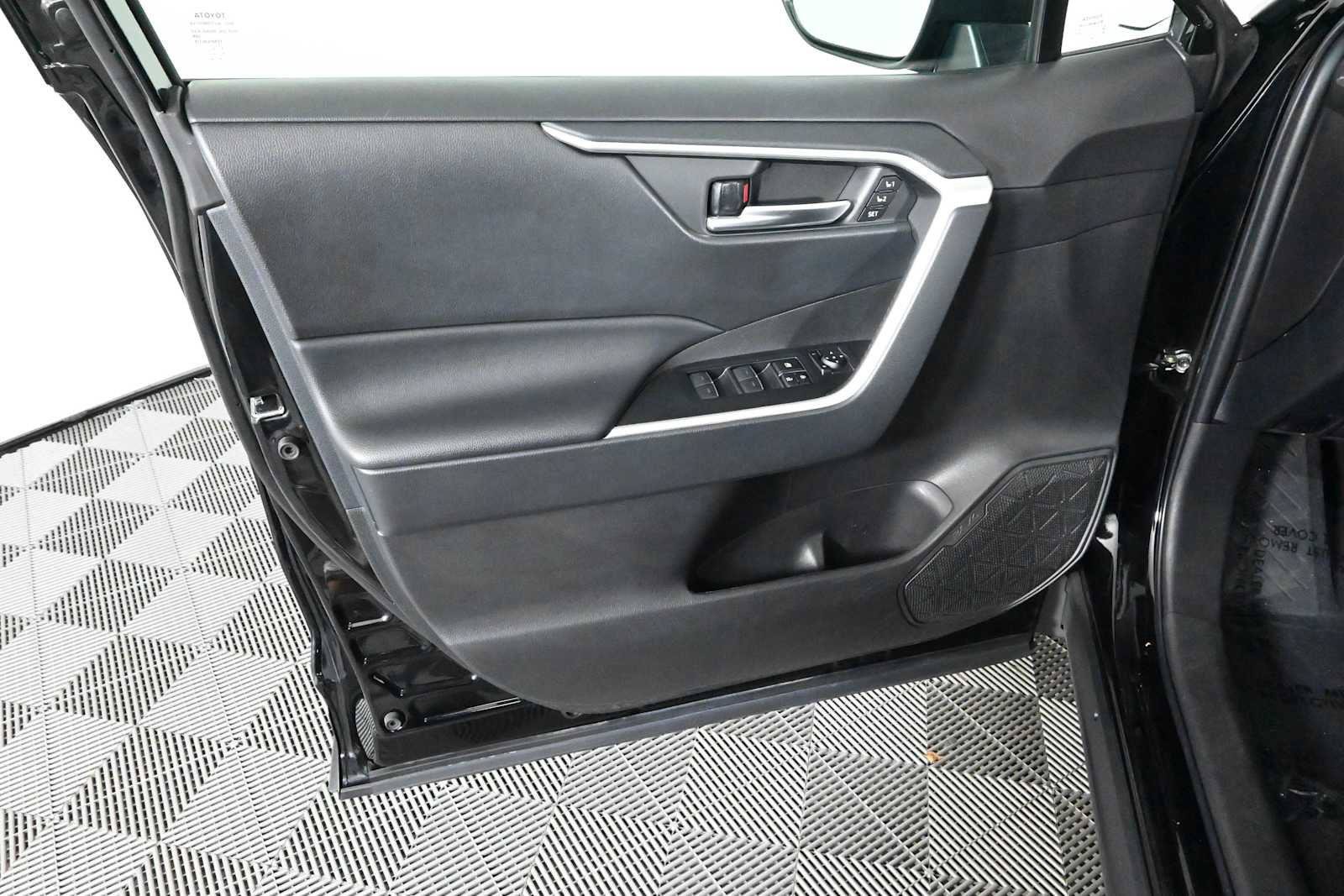 Used 2023 Toyota RAV4 XLE Premium AWD/4WD image 18