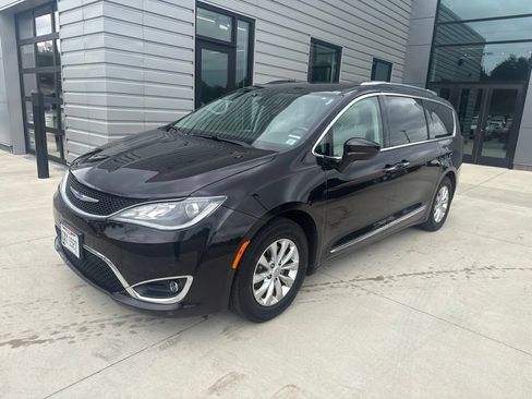 Used 2019 Chrysler Pacifica Touring-L w/ Premium Audio Group FWD image 2