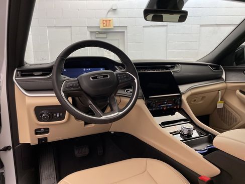 New 2025 Jeep Grand Cherokee L Limited image 9