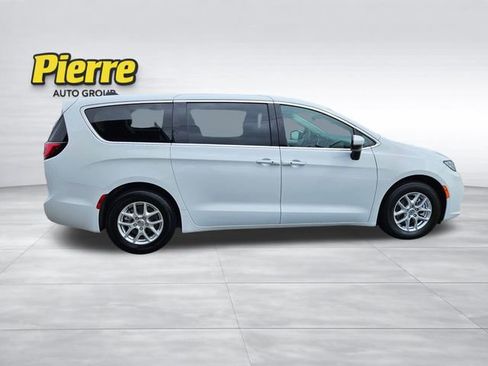 Used 2023 Chrysler Pacifica Touring-L FWD image 8