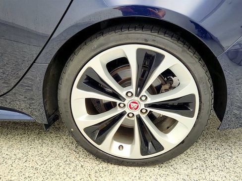 Used 2022 Jaguar XF R-Dynamic SE image 9