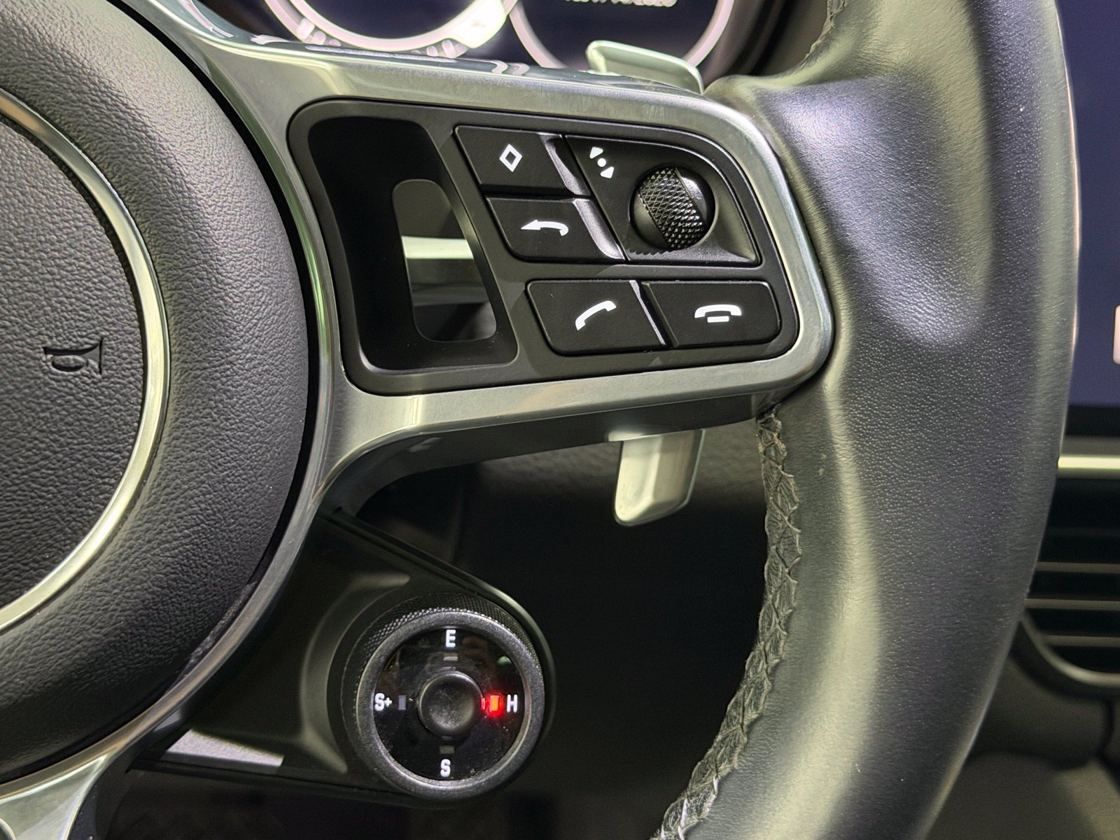 Used 2022 Porsche Cayenne E-Hybrid w/ Premium Package AWD/4WD image 29