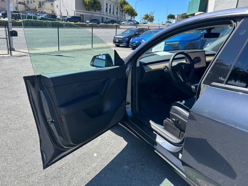 Used 2022 Tesla Model Y Long Range AWD/4WD image 9