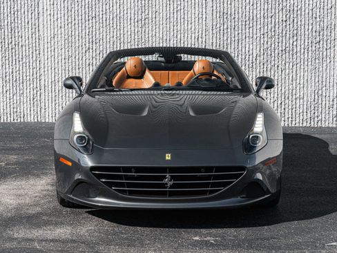Used 2015 Ferrari California T image 15