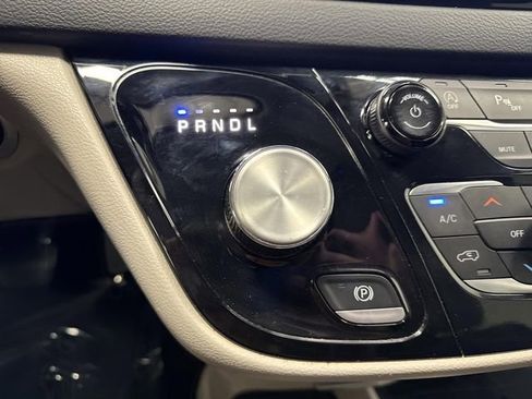 Certified 2023 Chrysler Pacifica Touring-L image 20