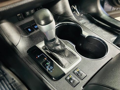 Used 2018 Toyota Highlander XLE w/ Carpet Mat Package (TMS) image 14