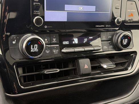 Used 2022 Toyota Highlander XLE FWD image 16