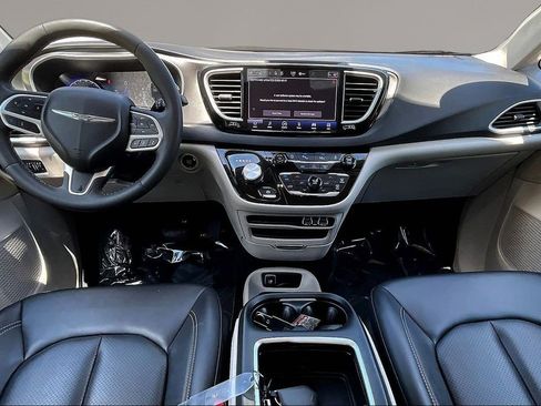 Used 2024 Chrysler Pacifica Touring-L FWD image 7