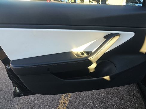 Used 2018 Tesla Model 3 Long Range image 16