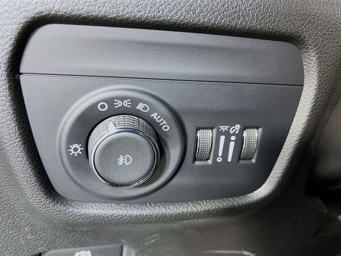 Used 2025 Jeep Grand Cherokee Limited w/ Black Appearance Package image 11