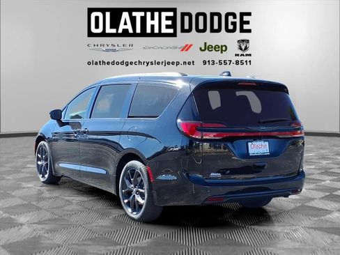 New 2026 Chrysler Pacifica Select image 4