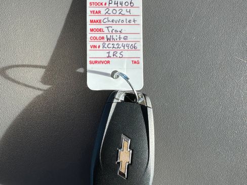 Used 2024 Chevrolet Trax RS w/ Sunroof Package FWD image 23