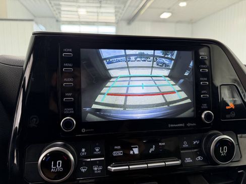 Used 2021 Toyota Highlander LE AWD/4WD image 16