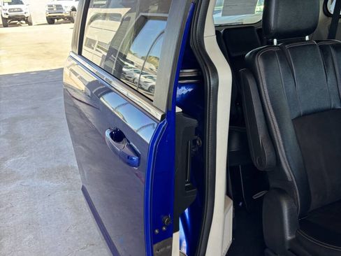 Used 2020 Dodge Grand Caravan SXT image 15