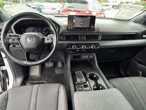Used 2025 Honda Pilot Sport image 18