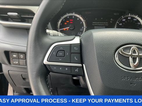 Used 2025 Toyota Highlander LE FWD image 15